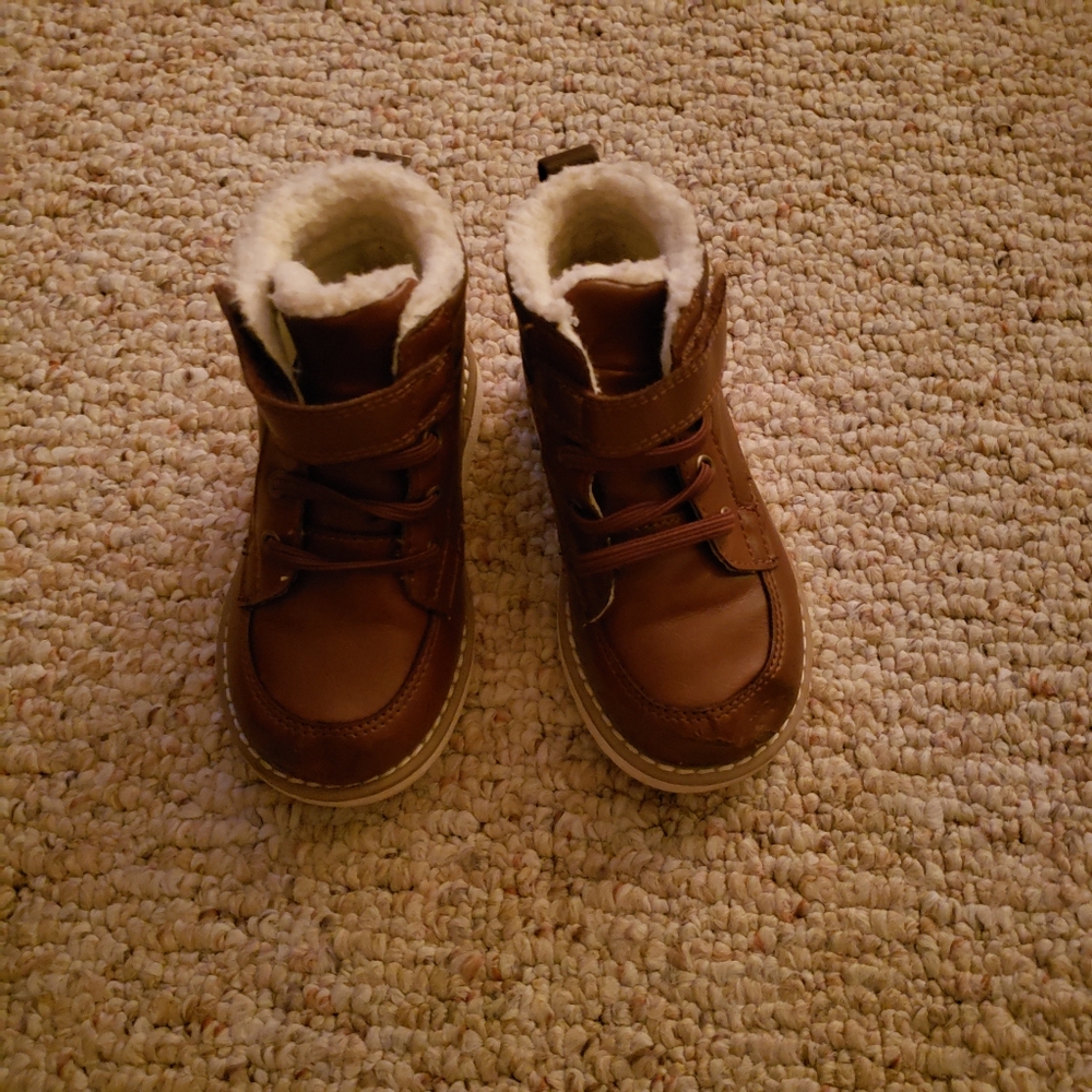 Toddler size 7 brown, lined winter boots.